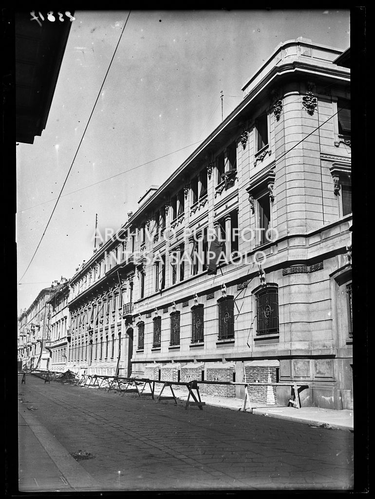 Scorcio dell'esterno della sede del Corriere della Sera, danneggiata dai bombardamenti