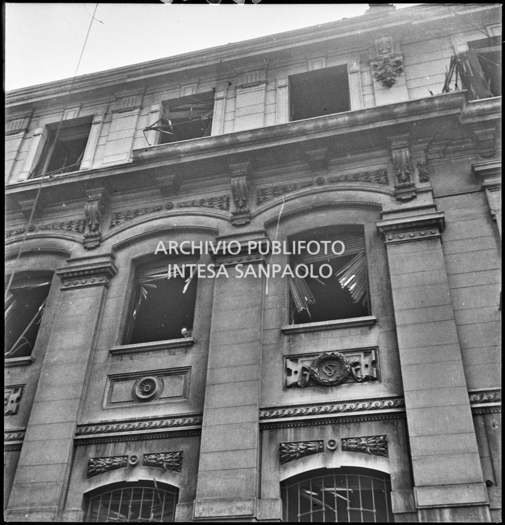 Particolare della facciata della sede del Corriere della Sera danneggiata dai bombardamenti