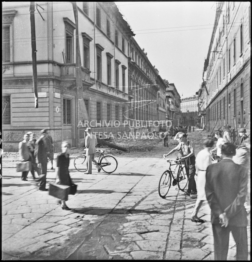 Ripresa di via Solferino angolo via della Moscova, presenti numerosi passanti in primo piano