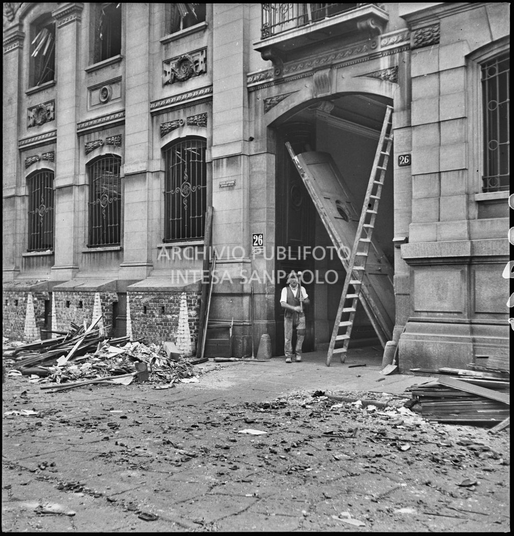 Particolare dell'entrata della sede del Corriere della Sera danneggiato dai bombardamenti