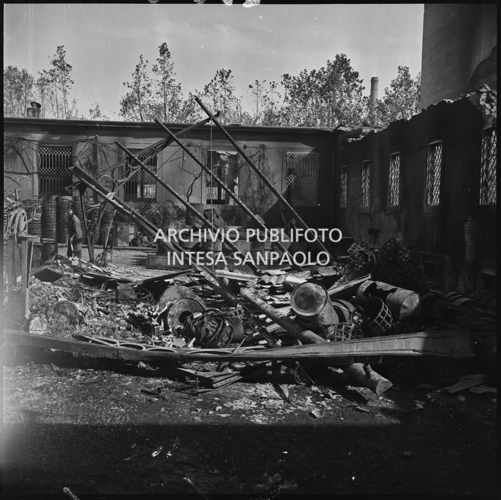 Cortile interno dell'impresa Chiappetta danneggiata dai bombardamenti