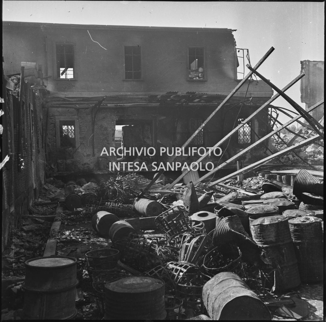 Cortile interno dell'impresa Chiappetta danneggiata dai bombardamenti