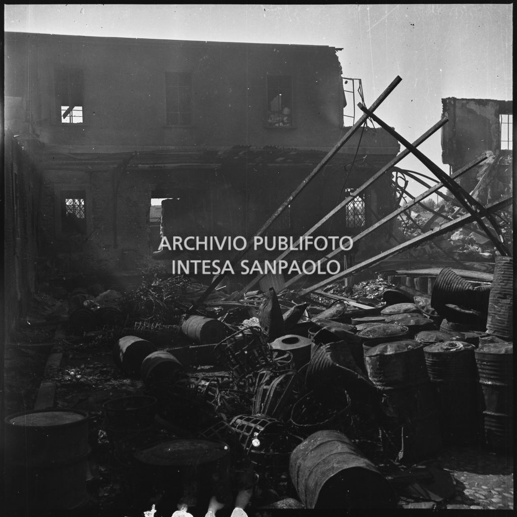 Cortile interno dell'impresa Chiappetta danneggiata dai bombardamenti