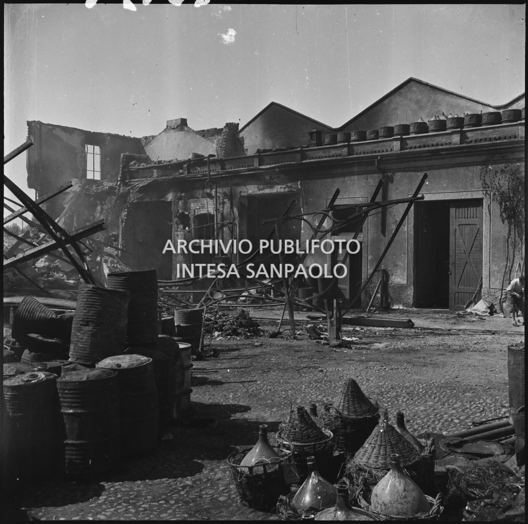 Cortile interno dell'impresa Chiappetta danneggiata dai bombardamenti