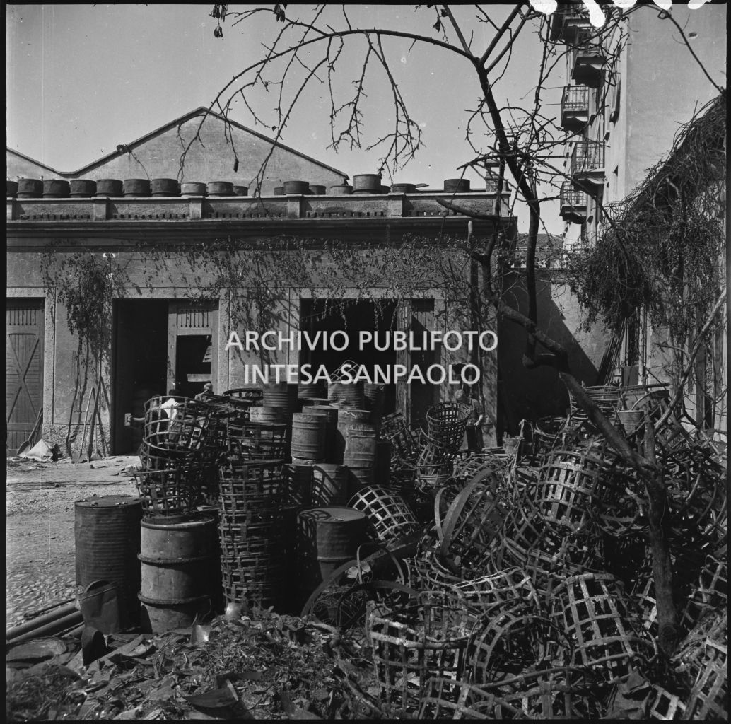 Particolare di ceste nel cortile interno dell'impresa Chiappetta danneggiata dai bombardamenti