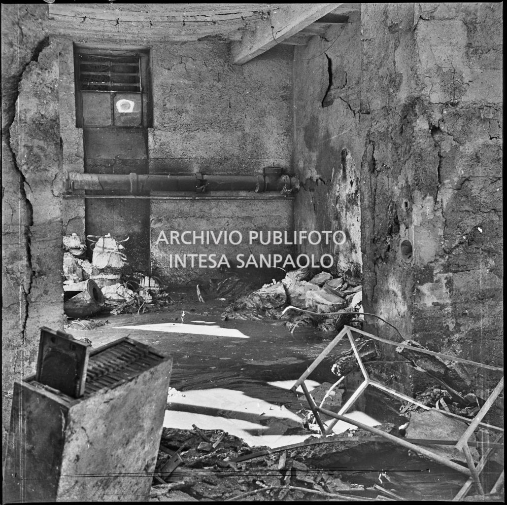 Interno dell'impresa Chiappetta danneggiata dai bombardamenti