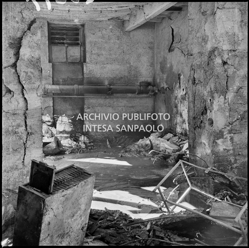 Interno dell'impresa Chiappetta danneggiata dai bombardamenti