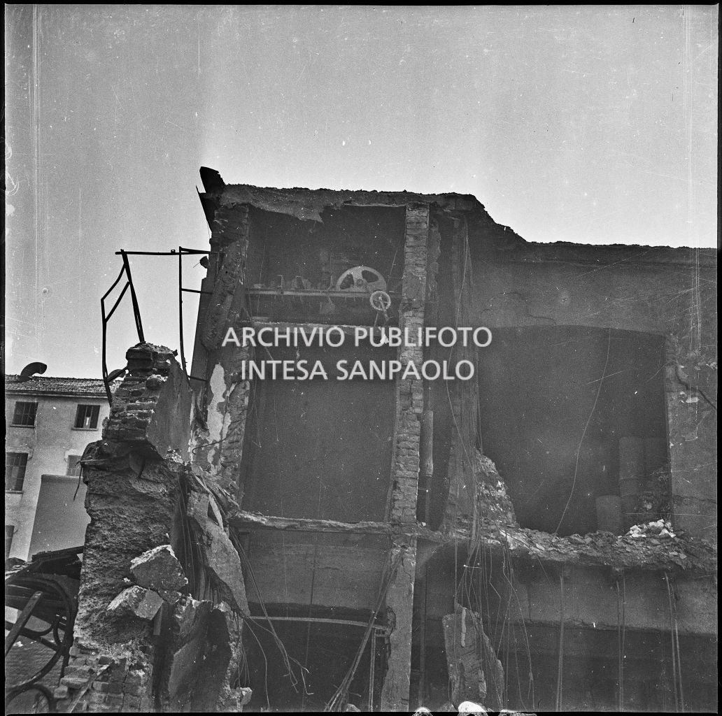 Particolare dei danni subiti dall'impresa Chiappetta a causa dei bombardamenti