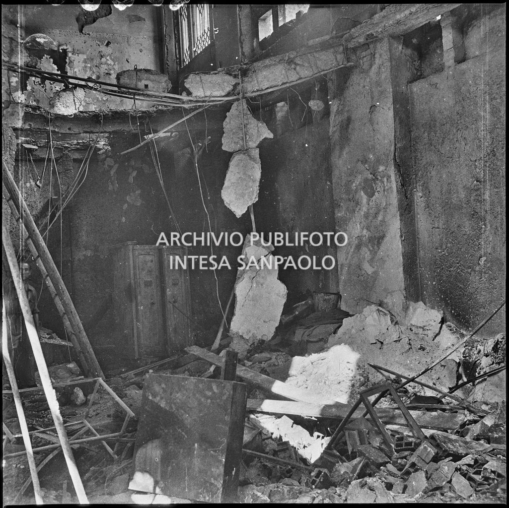 Interno dell'impresa Chiappetta danneggiata dai bombardamenti