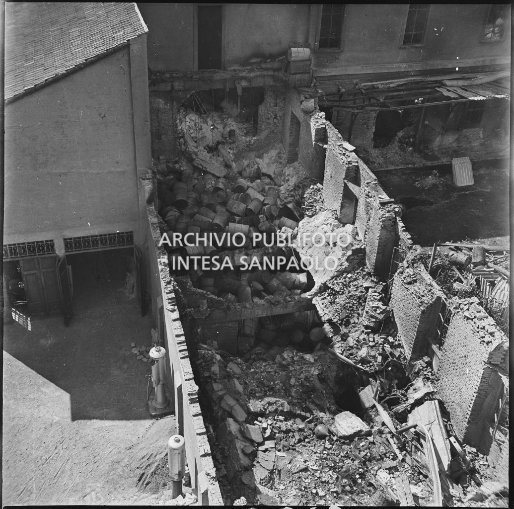 Ripresa dall'alto dell'impresa Chiappetta danneggiata dai bombardamenti: particolare del tetto del magazzino completamente distrutto