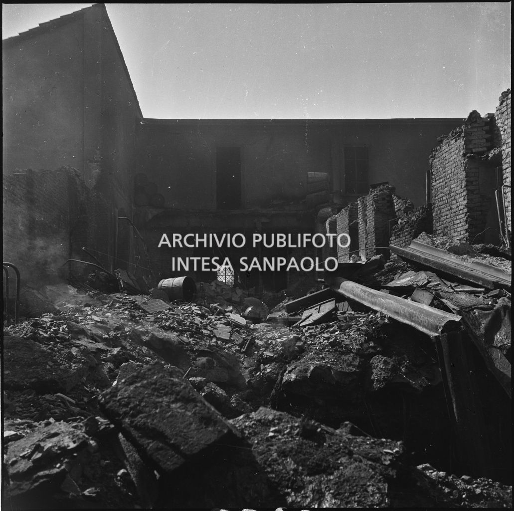 Cortile interno dell'impresa Chiappetta danneggiata dai bombardamenti