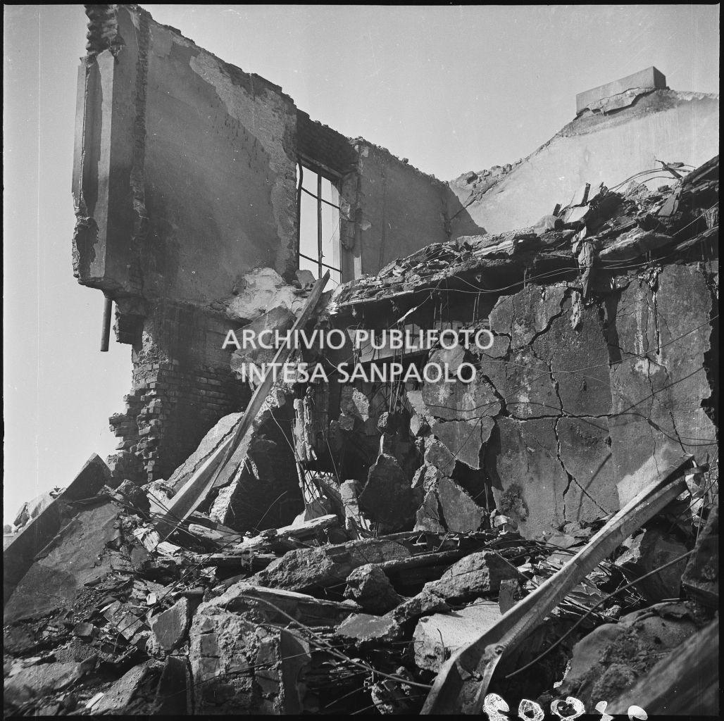 Particolare dei danni subiti dall'impresa Chiappetta a causa dei bombardamenti