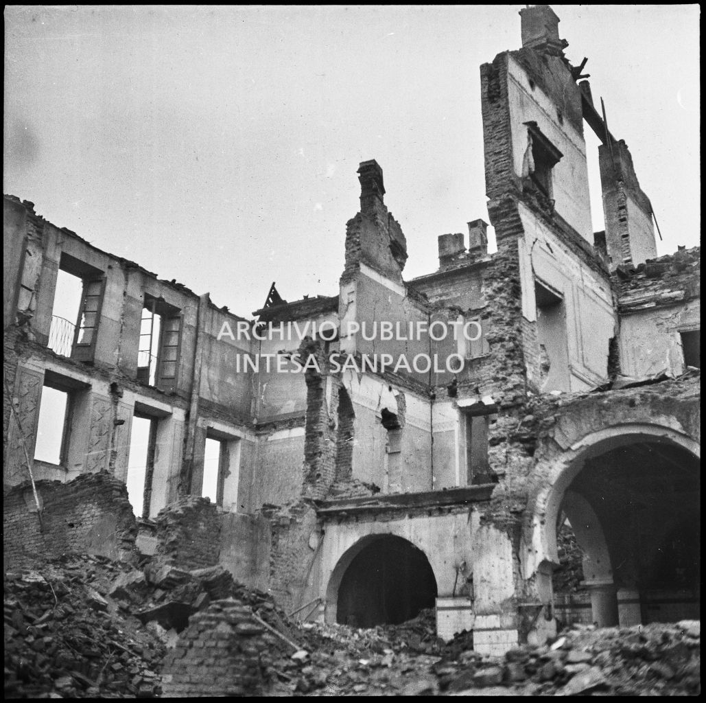 Edifici dell'Impresa Colombo gravemente danneggiato dai bombardamenti