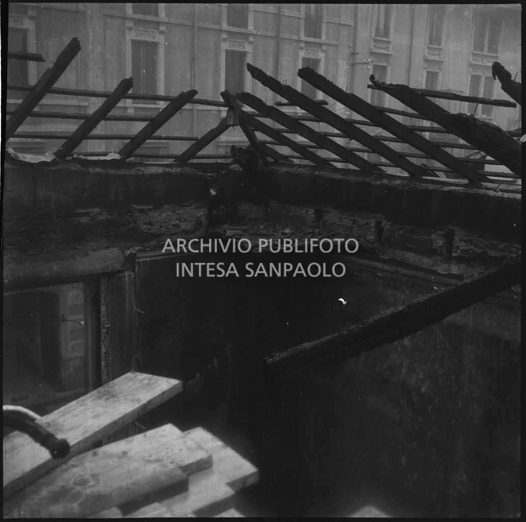 Particolare del tetto dell'impresa Colombo, in via Comelico angolo via Lucano, distrutto dai bombardamenti