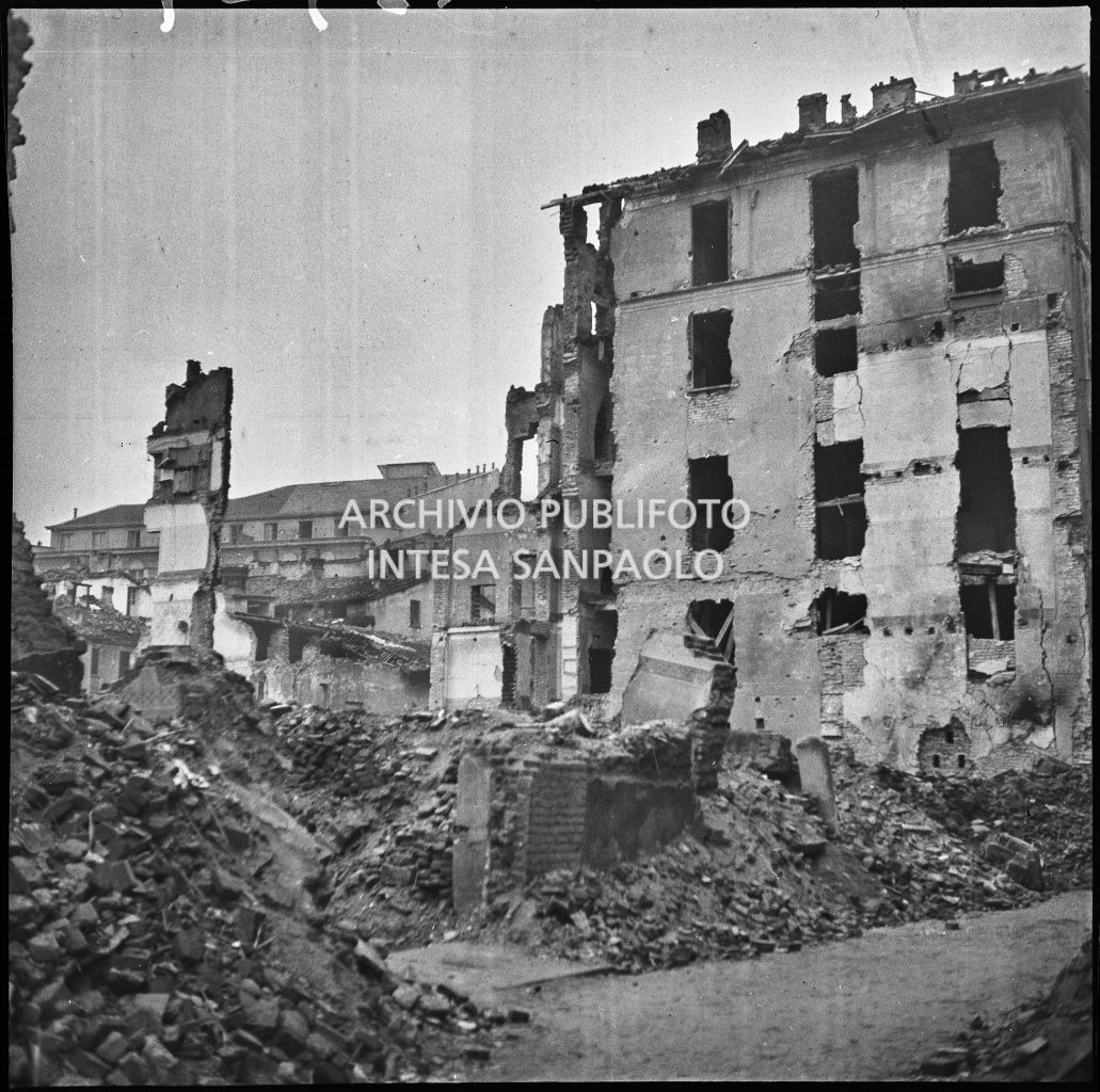 Edifici dell'Impresa Colombo, gravemente danneggiato dai bombardamenti