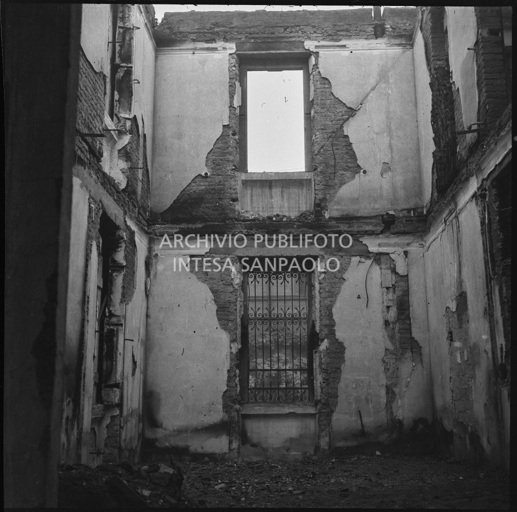 Interno dell'edificio dell'impresa Colombo in via Comelico angolo via Lucano sventrato dai bombardamenti