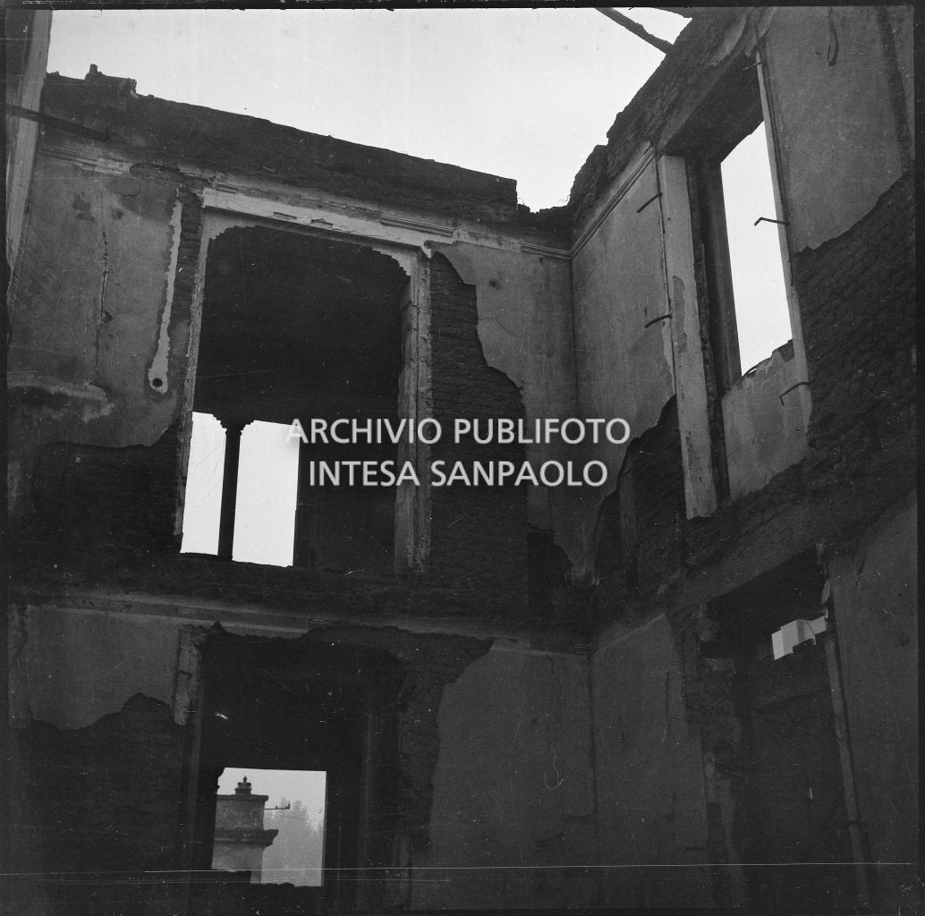 Interno dell'edificio dell'impresa Colombo in via Comelico angolo via Lucano sventrato dai bombardamenti