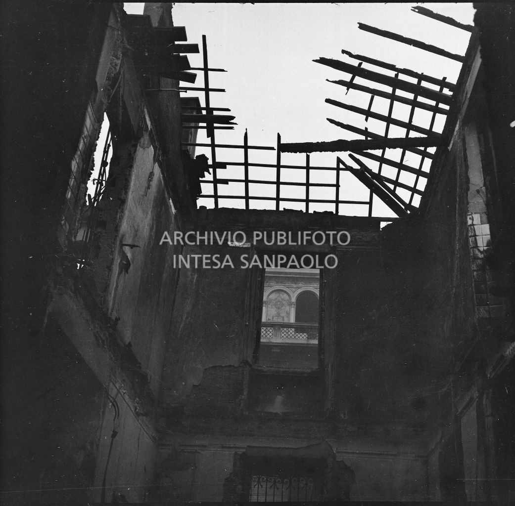 Particolare del tetto dell'impresa Colombo, in via Comelico angolo via Lucano, distrutto dai bombardamenti