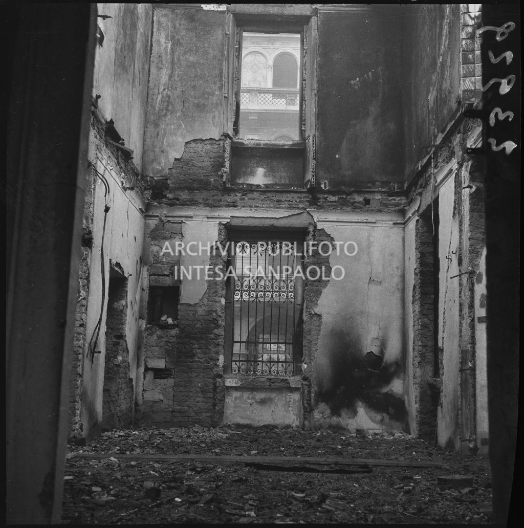 Interno dell'edificio dell'impresa Colombo in via Comelico angolo via Lucano sventrato dai bombardamenti