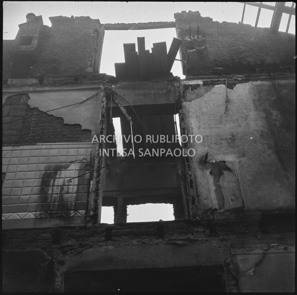 Interno dell'edificio dell'impresa Colombo in via Comelico angolo via Lucano sventrato dai bombardamenti