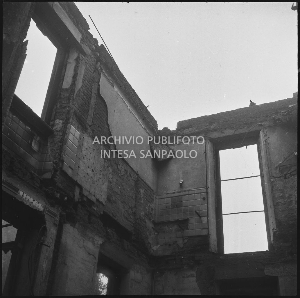 Interno dell'edificio dell'impresa Colombo in via Comelico angolo via Lucano sventrato dai bombardamenti