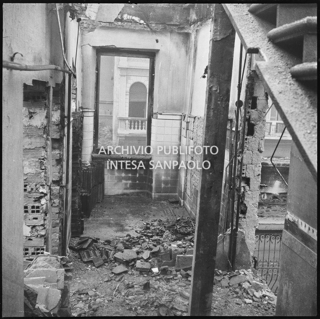 Interno dell'edificio dell'impresa Colombo in via Comelico angolo via Lucano sventrato dai bombardamenti