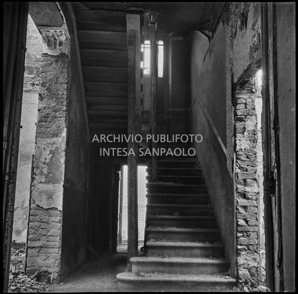 Particolare delle scale interne dell'edificio dell'impresa Colombo in via Comelico angolo via Lucano gravemente danneggiato dai bombardamenti