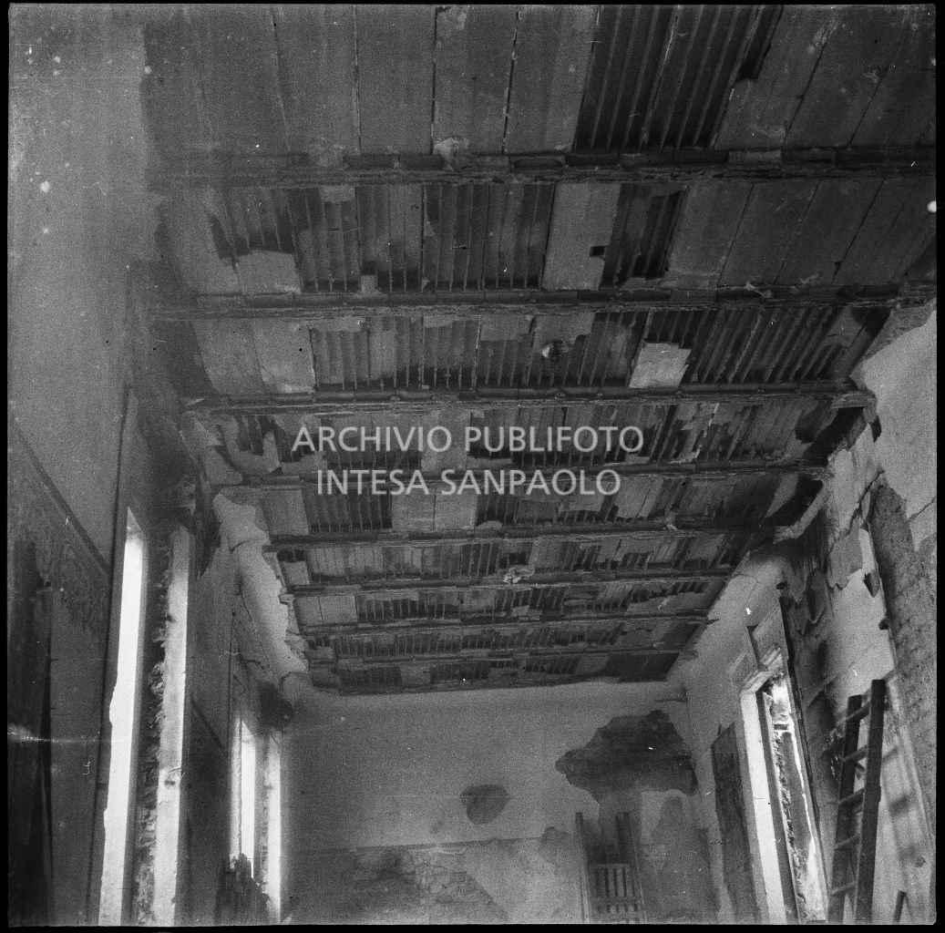 Particolare del soffitto di una delle stanze dell'edificio dell'impresa Colombo, in via Comelico angolo via Lucano, gravemente danneggiato dai bombardamenti