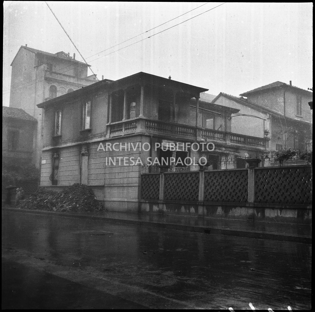 Edificio dell'Impresa Colombo, in via Lucano, danneggiato dai bombardamenti