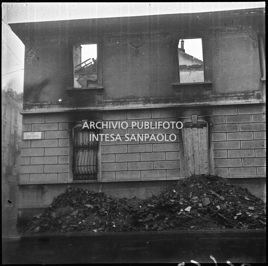 Particolare della facciata lungo via Lucano dell'edificio dell'impresa Colombo danneggiata dai bombardamenti