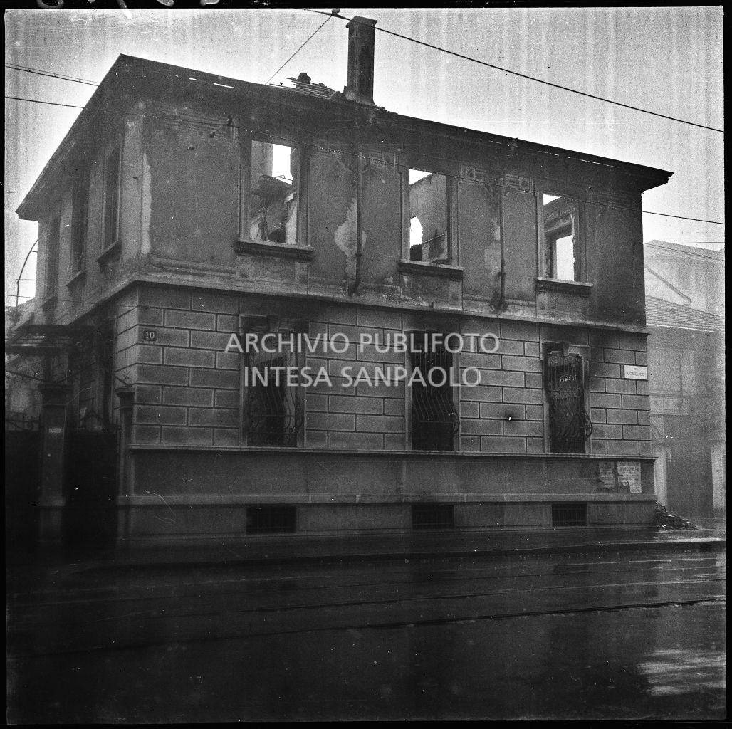 Edificio dell'impresa Colombo, lungo via Comelico, danneggiato dai bombardamenti