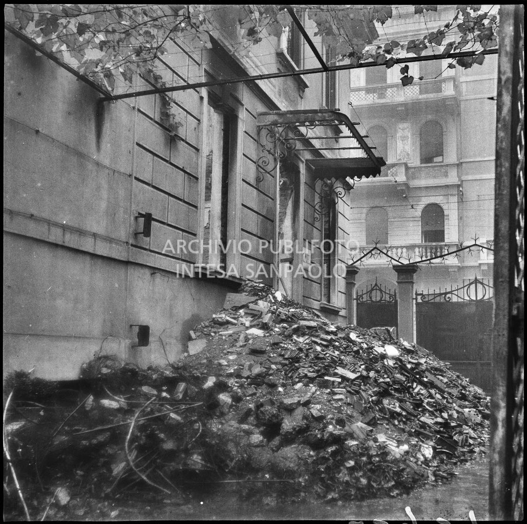 Macerie accumulate nel cortile interno dell'impresa Colombo, gravemente danneggiata dai bombardamenti