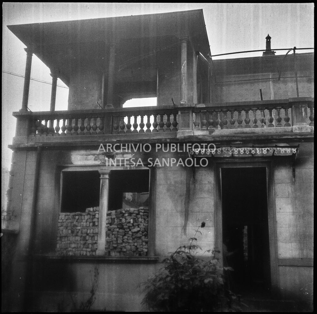 Particolare della facciata esterna, ripresa dal cortile dell'impresa Colombo danneggiata dai bombardamenti