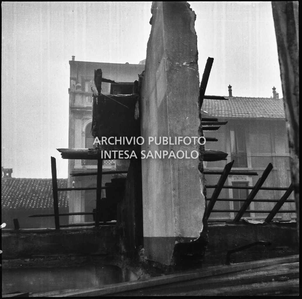 Particolare del tetto dell'impresa Colombo, in via Comelico angolo via Lucano, distrutto dai bombardamenti