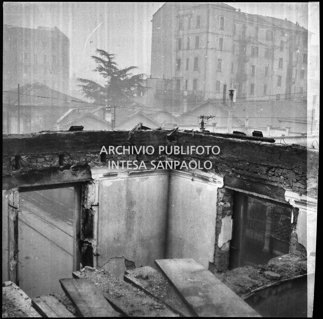 Particolare del tetto dell'impresa Colombo, in via Comelico angolo via Lucano, distrutto dai bombardamenti