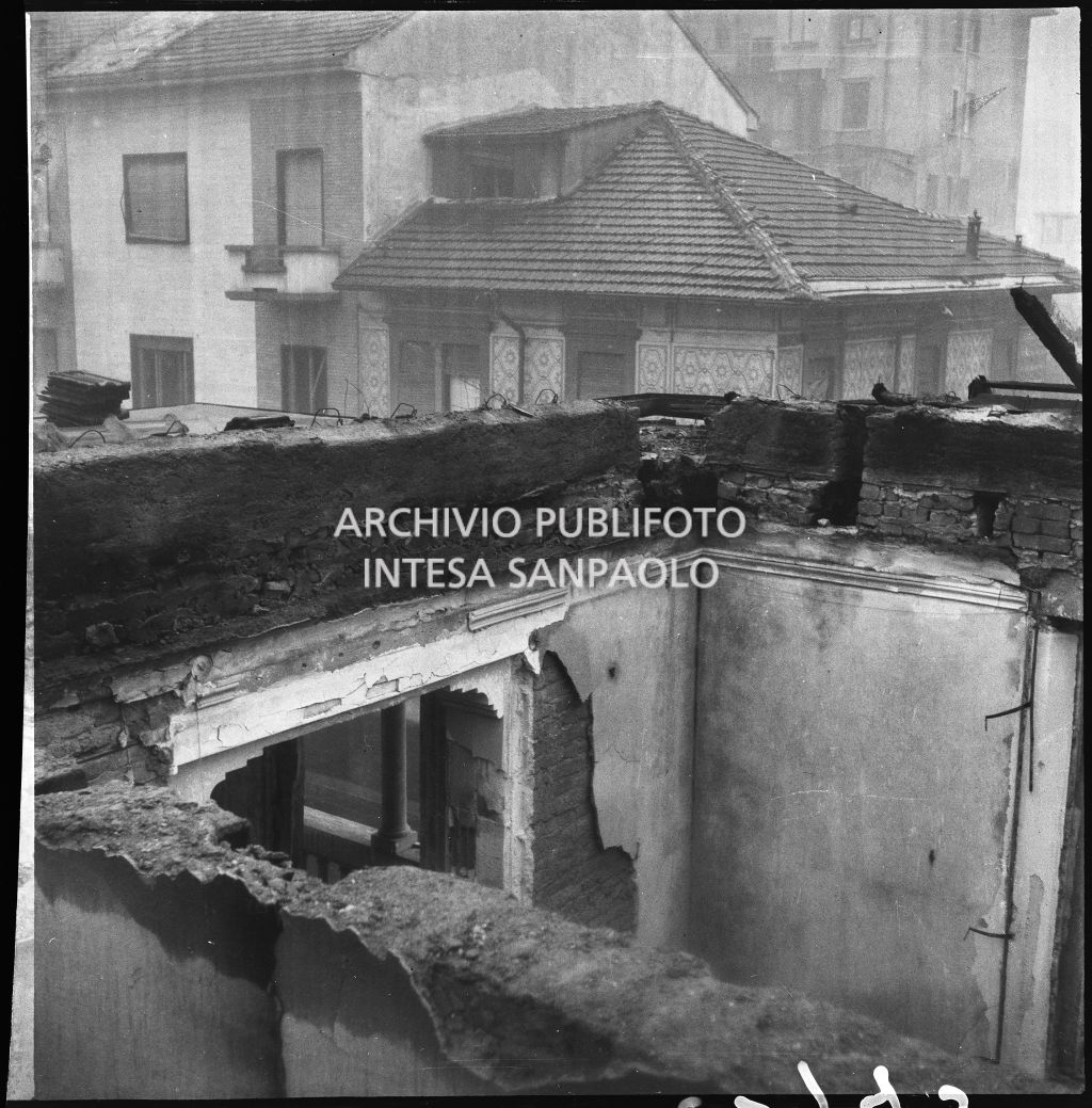 Particolare del tetto dell'impresa Colombo, in via Comelico angolo via Lucano, distrutto dai bombardamenti
