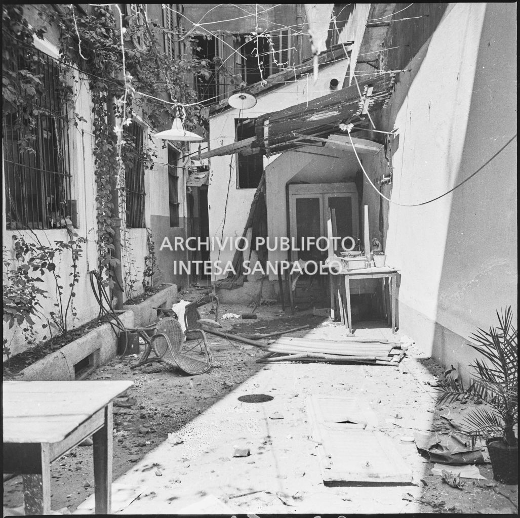 Cortile interno della Trattoria Firenze, in via Settala 2, danneggiata dai bombardamenti