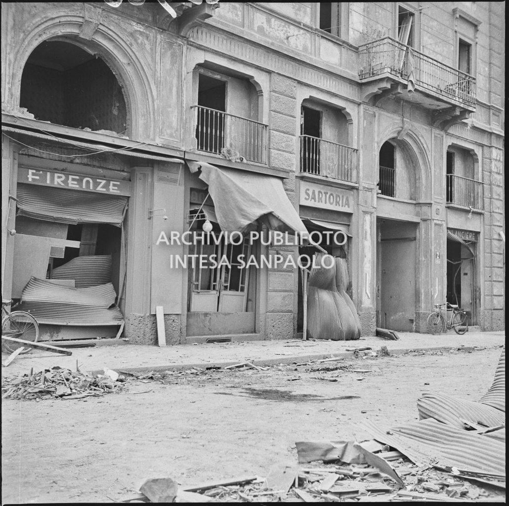 Vetrine esterne della Trattoria Firenze, in via Settala 2, danneggiata dai bombardamenti; sulla destra l'ingresso di una sartoria anch'essa sventrata