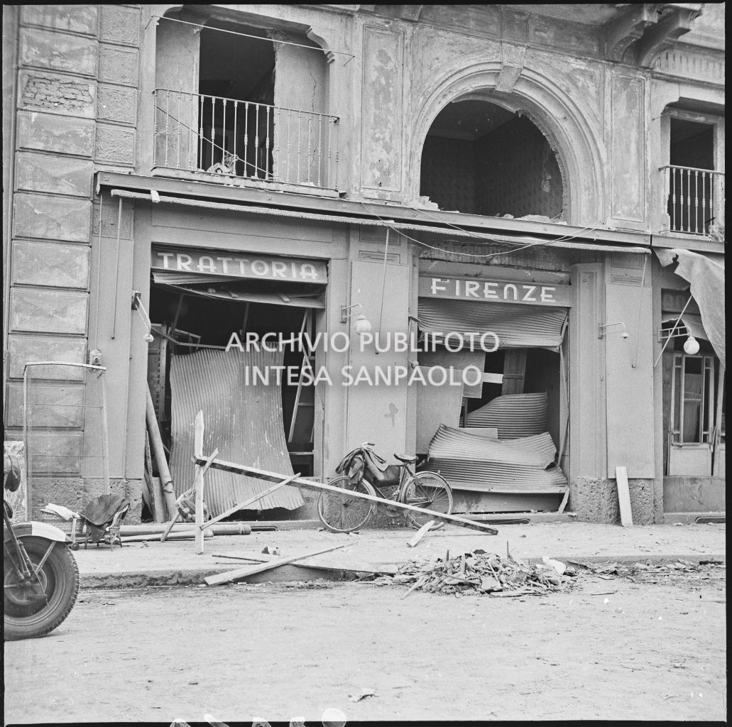 Vetrine esterne della Trattoria Firenze, in via Settala 2, danneggiata dai bombardamenti