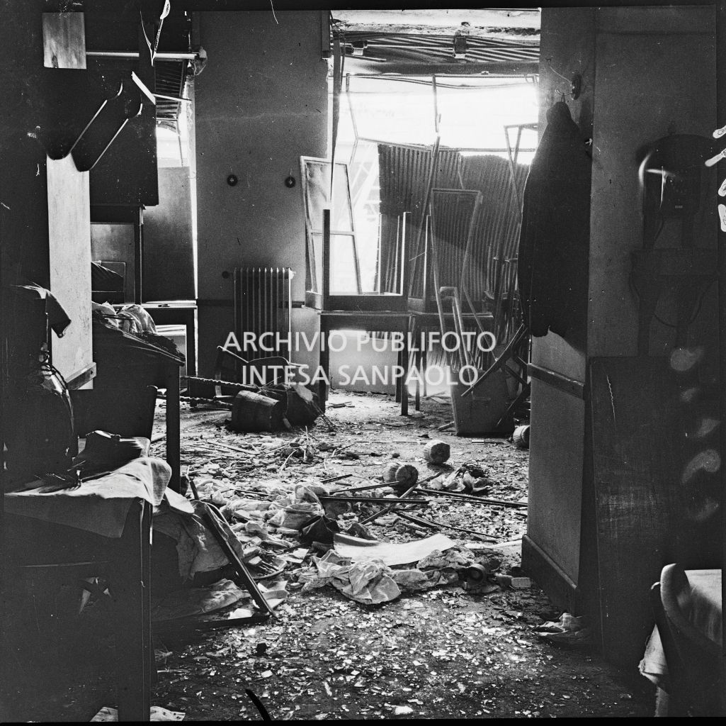 Interno della Trattoria Firenze, in via Settala 2, danneggiata dai bombardamenti