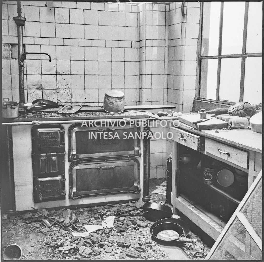 Particolare dei danni alla cucina della Trattoria Firenze, in via Settala 2, colpita dai bombardamenti