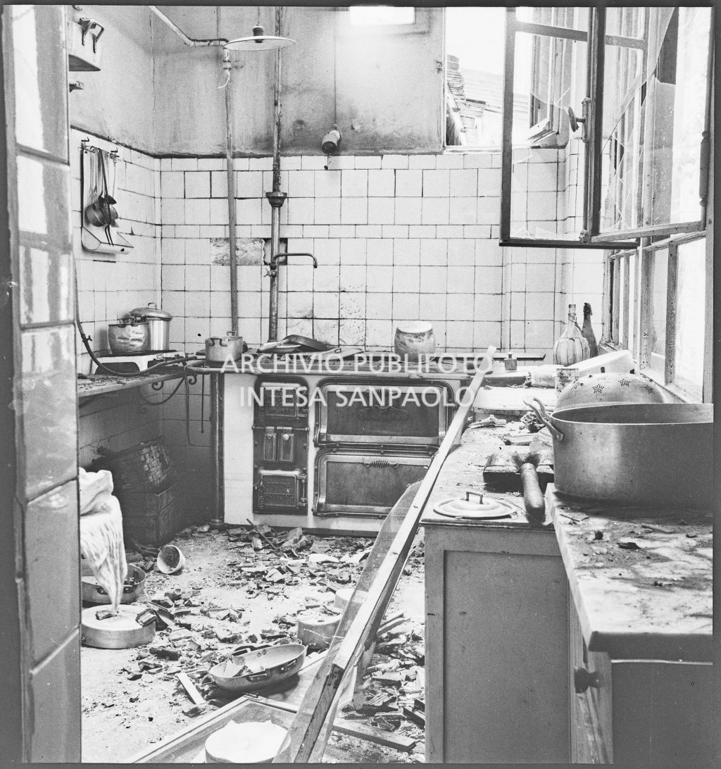 Particolare dei danni alla cucina della Trattoria Firenze, in via Settala 2, colpita dai bombardamenti