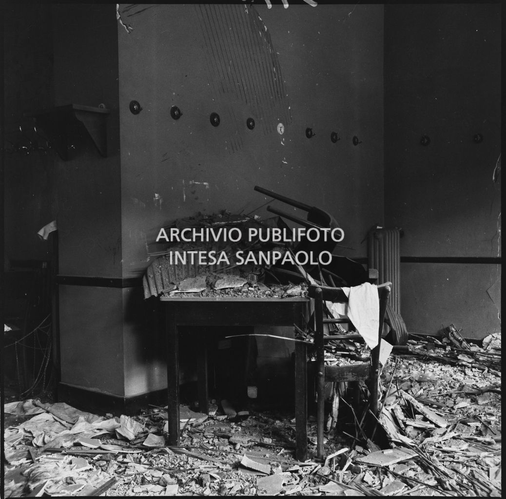 Interno della Trattoria Firenze, in via Settala 2, danneggiata dai bombardamenti