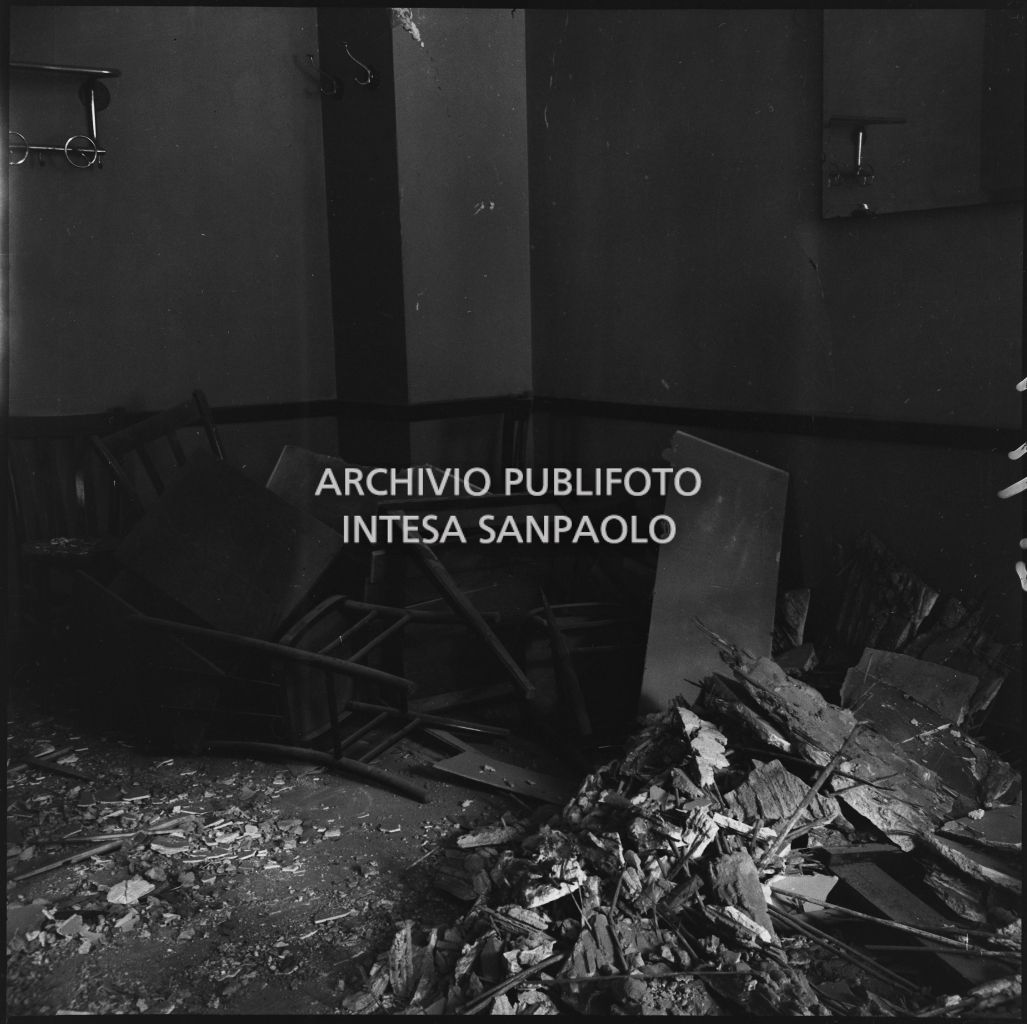 Interno della Trattoria Firenze, in via Settala 2, danneggiata dai bombardamenti