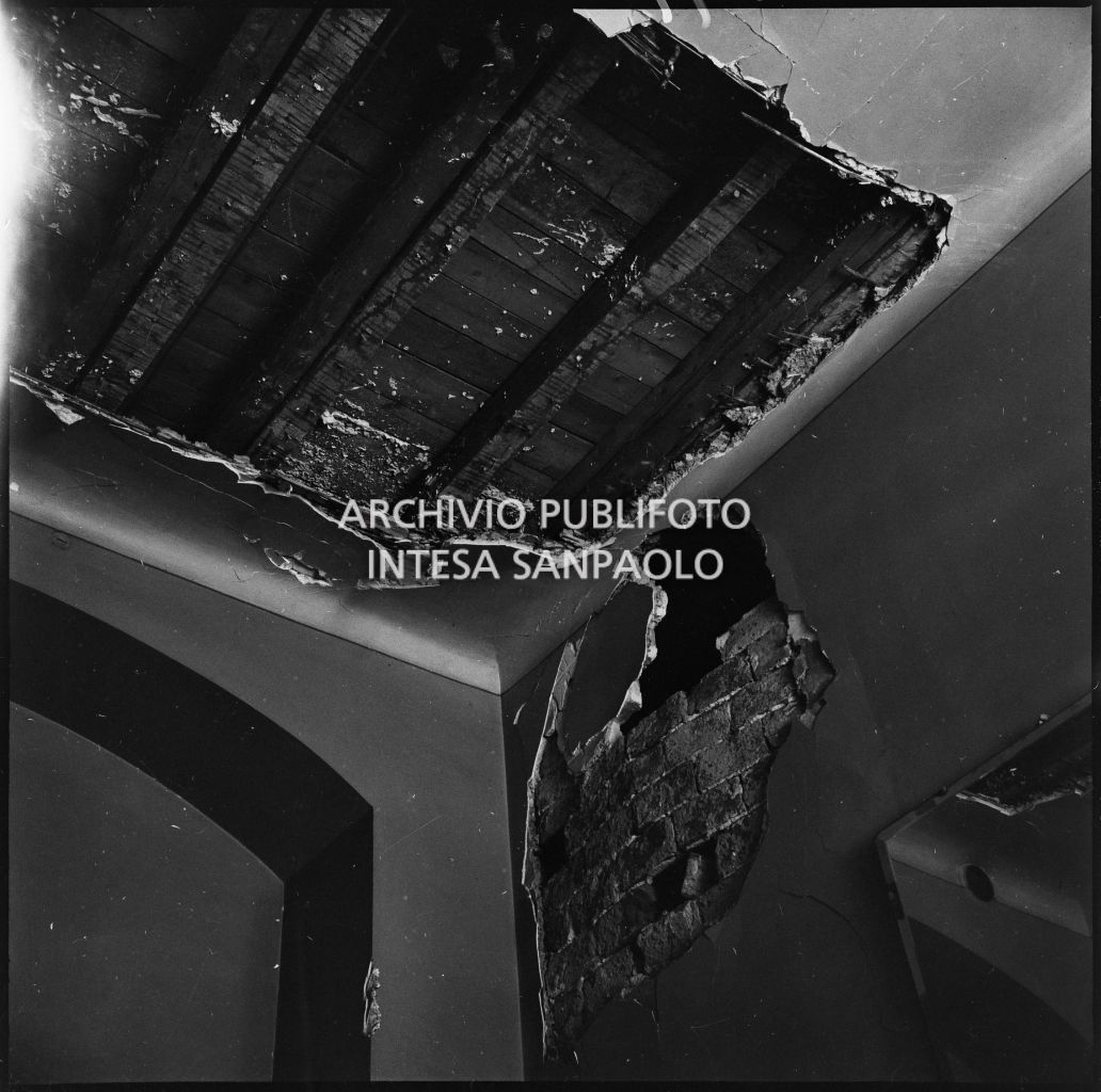 Particolare del soffitto della Trattoria Firenze, in via Settala 2, gravemente danneggiato dai bombardamenti