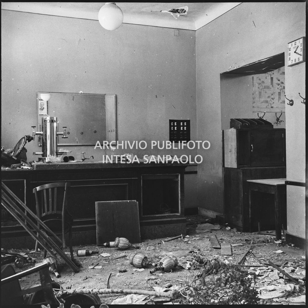 Particolare del bancone bar della Trattoria Firenze, in via Settala 2, danneggiato dai bombardamenti