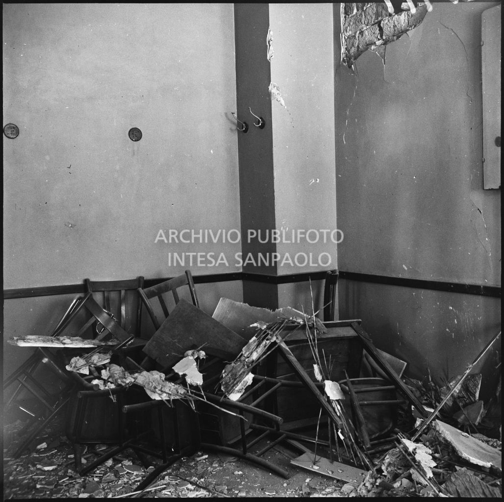 Particolare degli arredi accatastati in un angolo della Trattoria Firenze, in via Settala 2, danneggiati dai bombardamenti