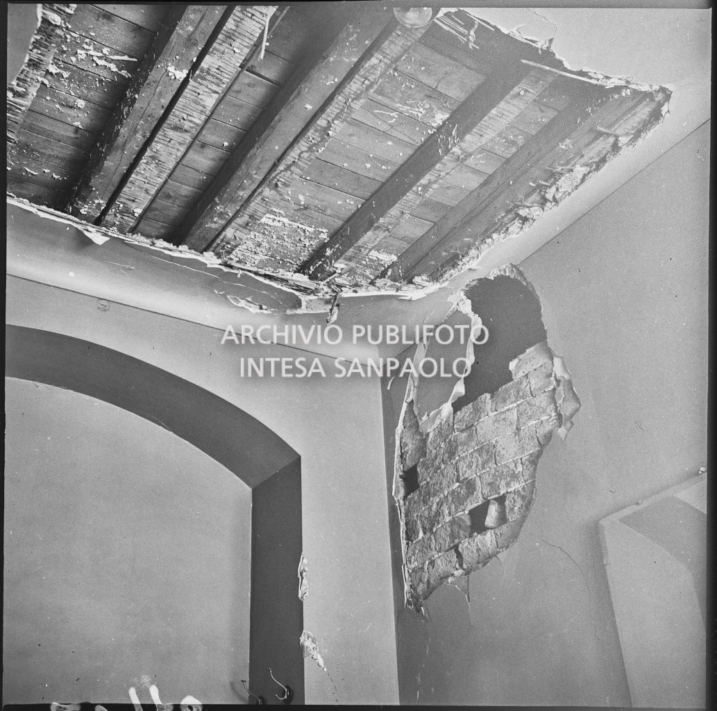 Particolare del soffitto della Trattoria Firenze, in via Settala 2, gravemente danneggiato dai bombardamenti
