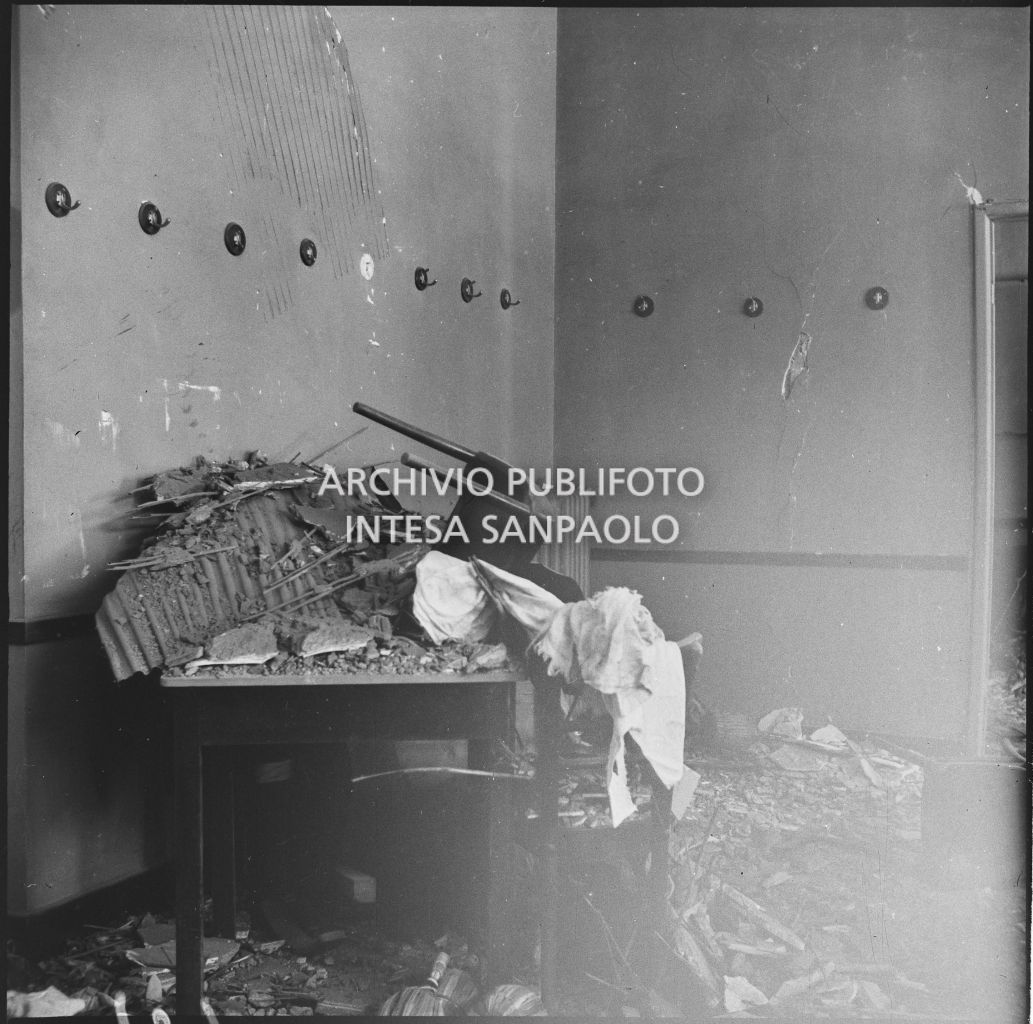 Arredi e macerie in una sala della Trattoria Firenze, in via Settala 2, danneggiata dai bombardamenti