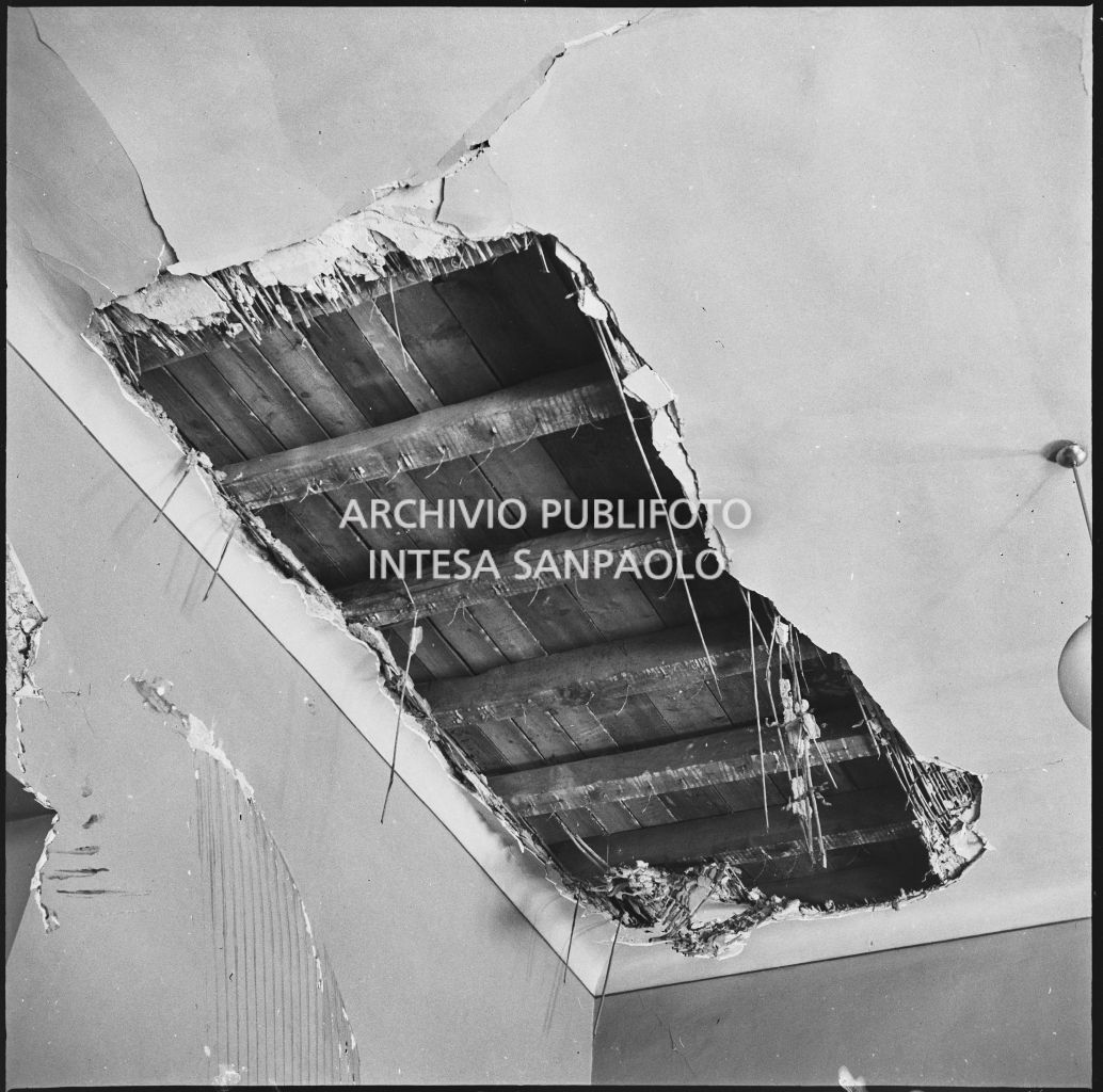 Particolare del soffitto della Trattoria Firenze, in via Settala 2, gravemente danneggiato dai bombardamenti